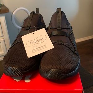 Puma Soft foam boys size 3 Black NWT